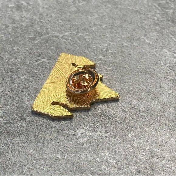 Castle Alice in Wonderland Collection Enamel Pin - Picture 5 of 6